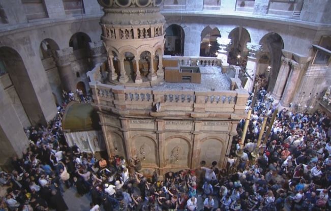 Благодатният огън символизира чудотворната светлина на Възкресението на Христос за